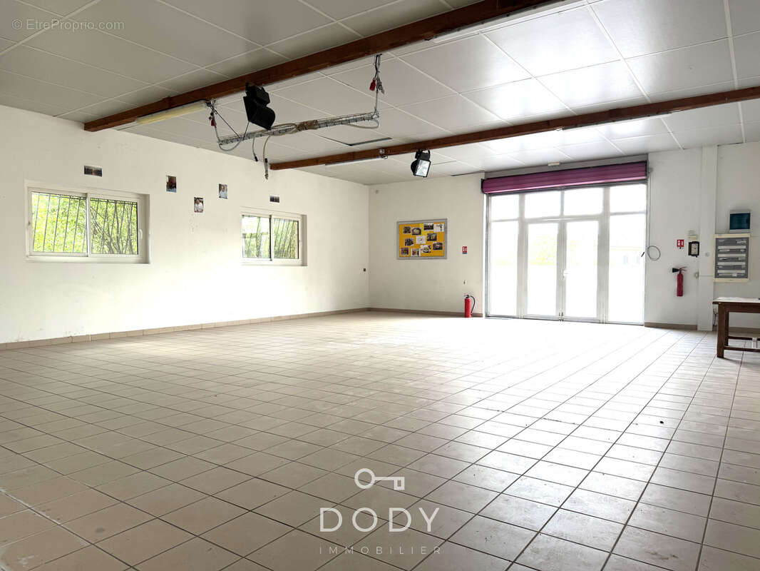 Local commercial d'env 500 m2 - photo 3