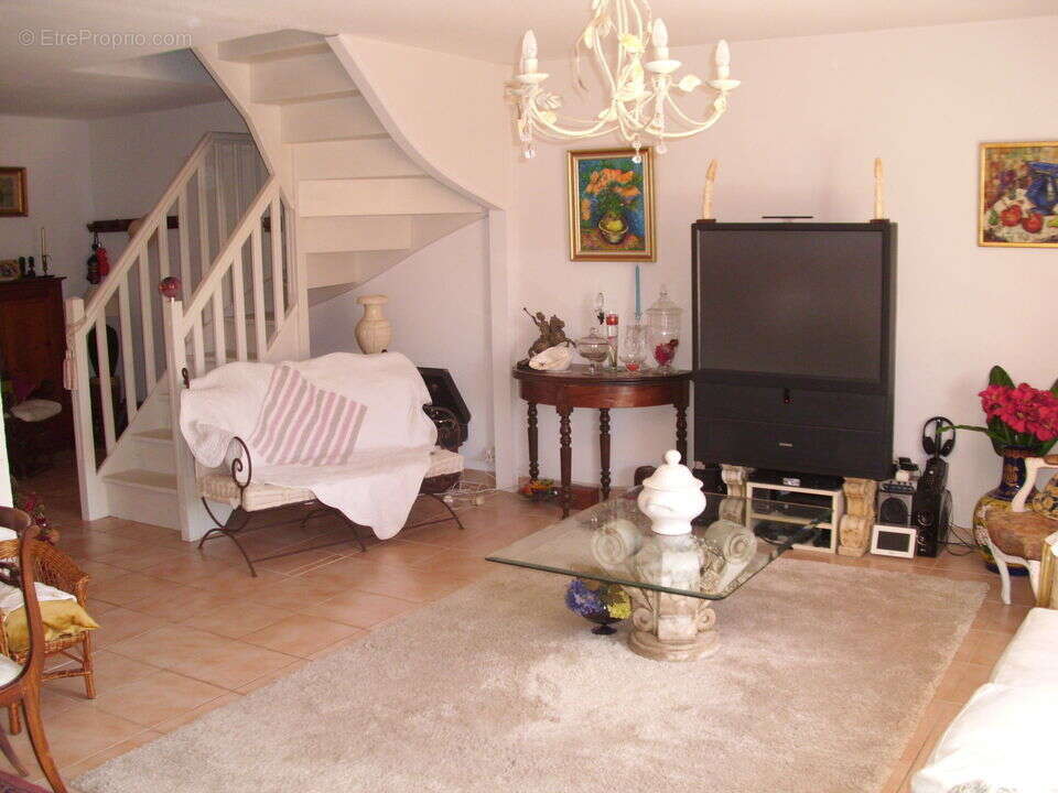 MAISON TYPE 4  LA VALENTINE - PROCHE COMMERCES - TRANSPORTS - - Maison à MARSEILLE-11E