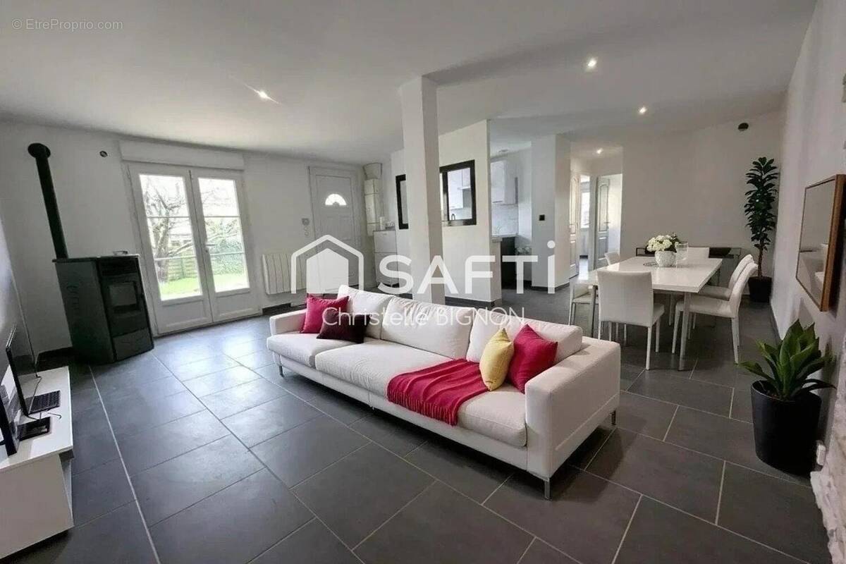 Photo 1 - Maison à MOGNEVILLE