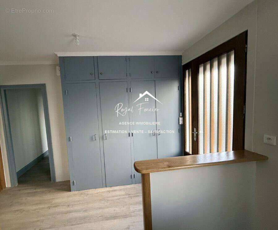 Entrée avec placards - Maison à DESCARTES