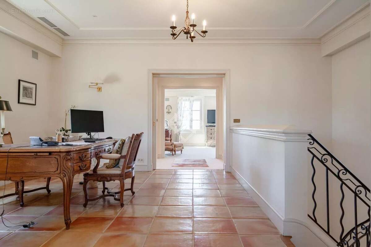 Maison à CHATEAUNEUF-GRASSE