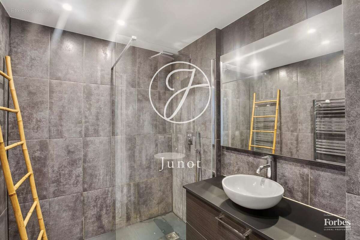 Paris 16e - PASSY / TOUR - Grand studio esprit 2 pièces - 44,70m² Carrez - 1 chambre avec verrière - photo 5