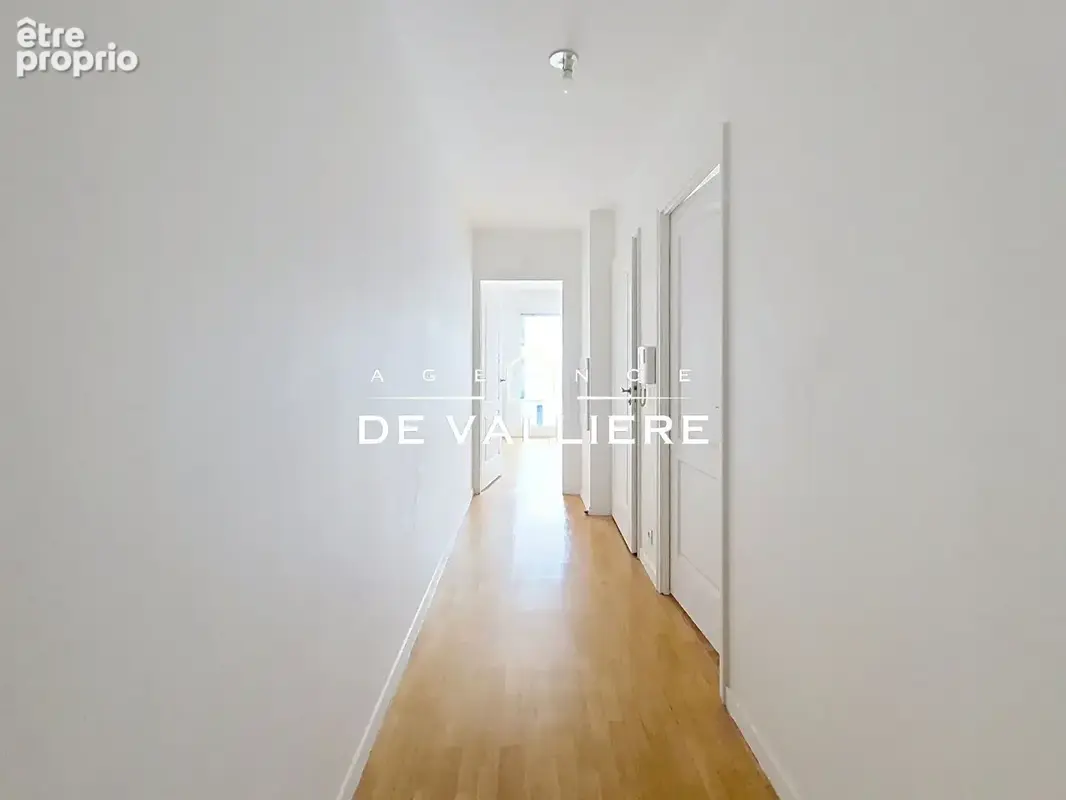 Appartement de 2 pièces de 50 m² situé au 8ème étage d'un immeuble récent, en très bon état. - photo 4
