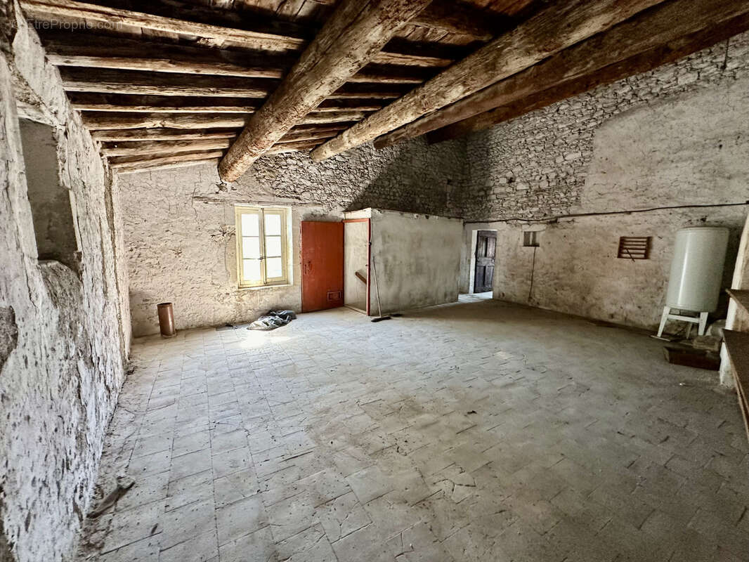 Mouriès (13) : Maison de village spacieuse sur 3 niveaux - photo 12