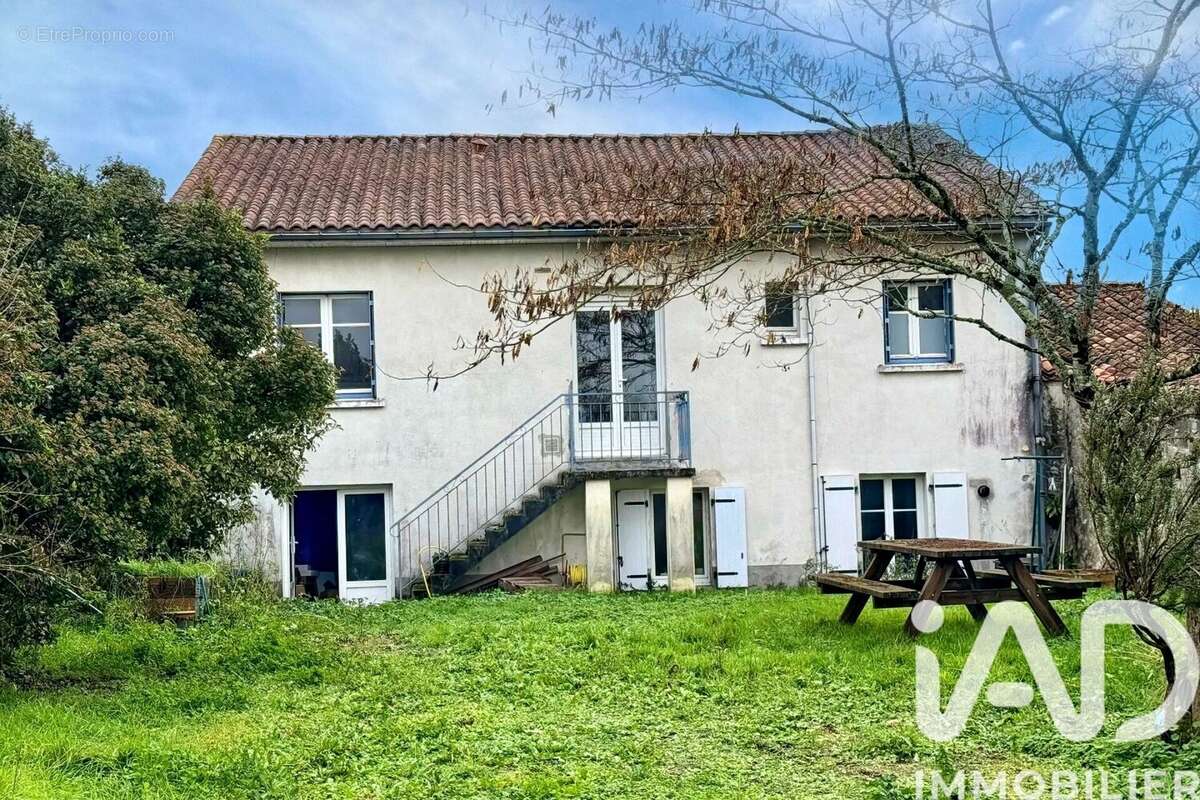 Photo 3 - Maison à VILLEBOIS-LAVALETTE