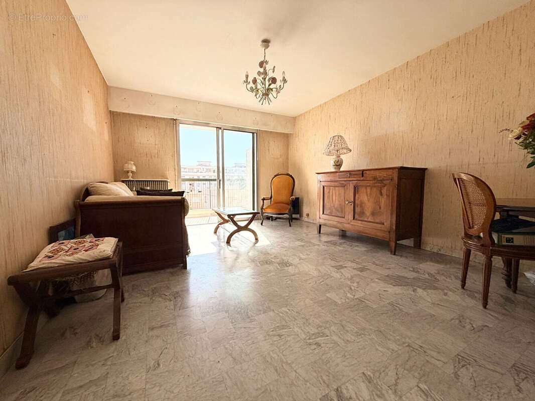 Appartement à SAINT-LAURENT-DU-VAR