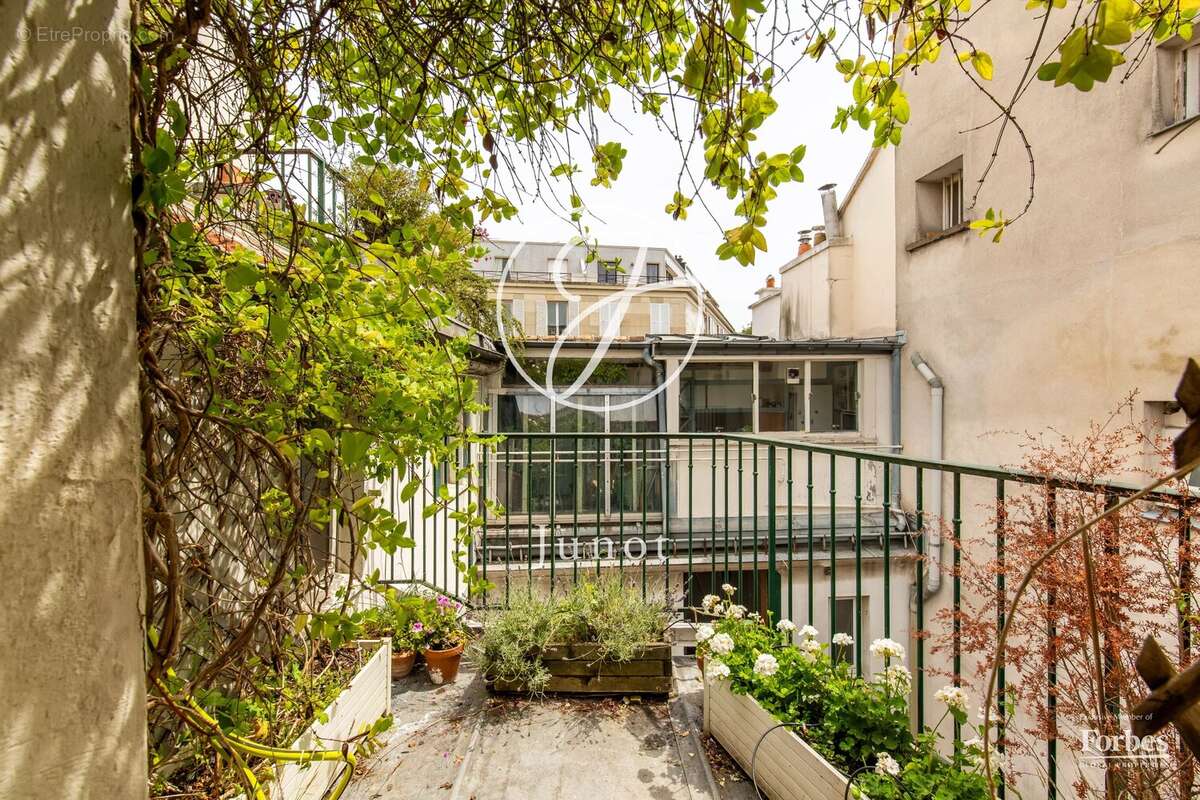 Paris 18e - HAUT MONTMARTRE / PLACE JEAN BAPTISTE CLÉMENT  - Appartement  à vendre - 4 pièces - 90,84m² Carrez - 107,84m² au sol - photo 14