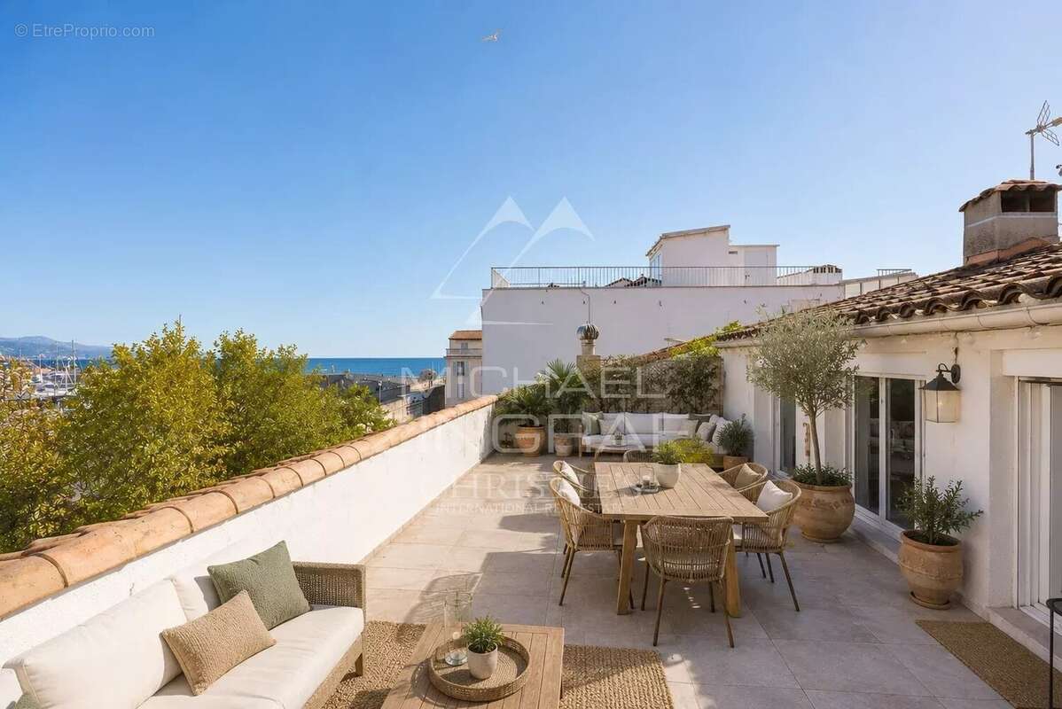 Appartement d’exception – Vieille Ville d’Antibes – Dernier étage – Terrasses – Vue panoramique - photo 2