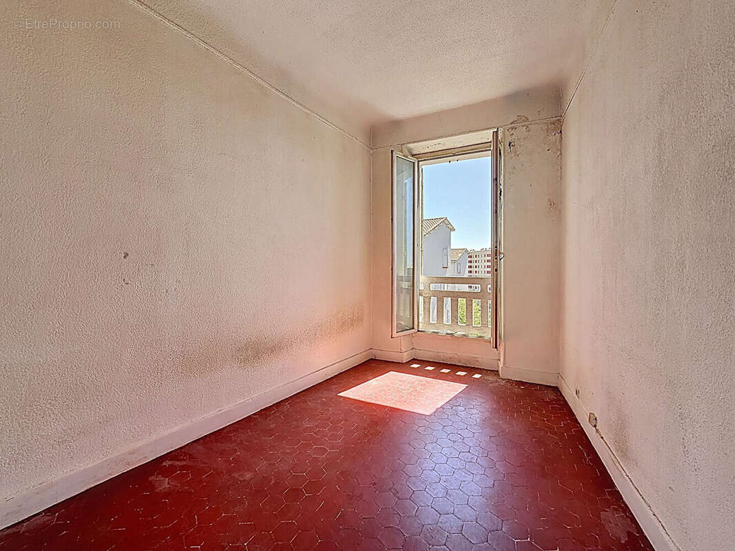 Appartement à MARSEILLE-4E