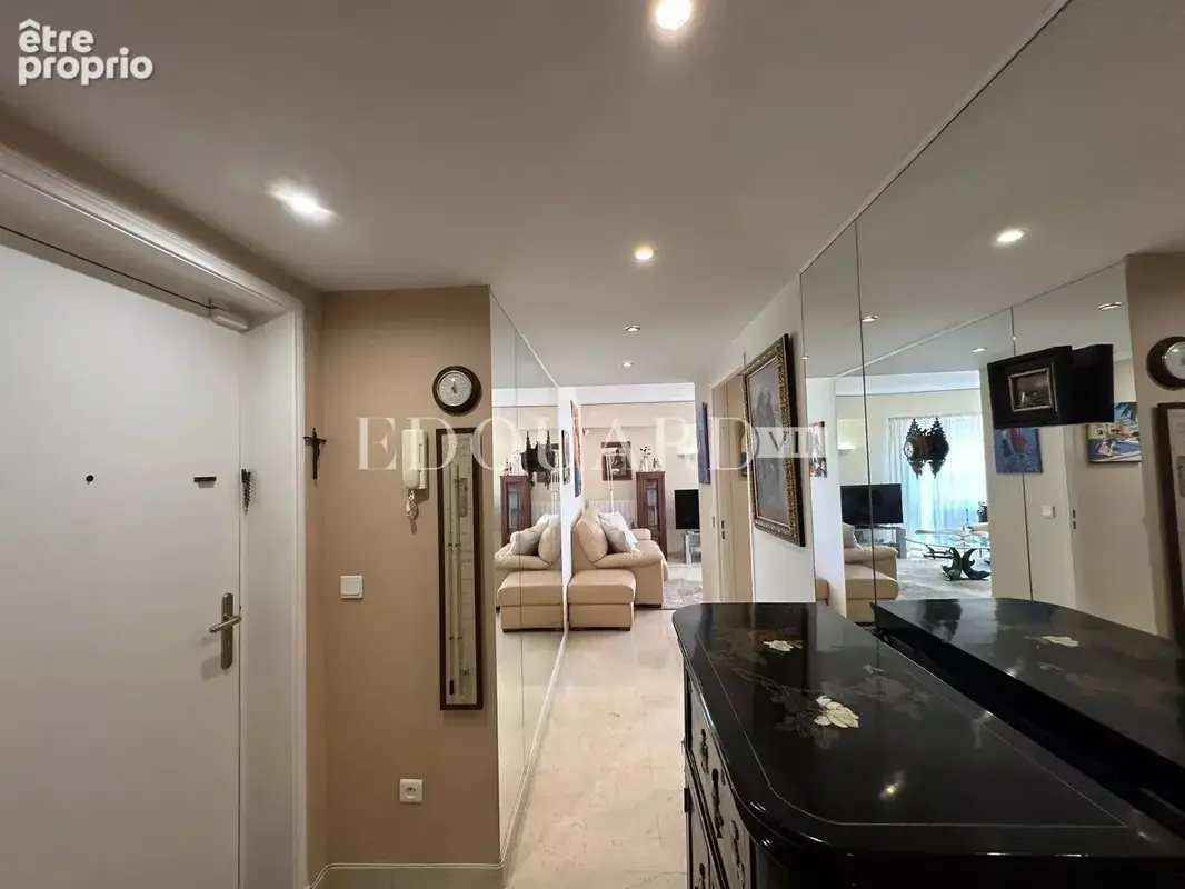 Dans immeuble de standing avec piscine, en exclusivité trois pièces avec vaste terrasse et garage - photo 22