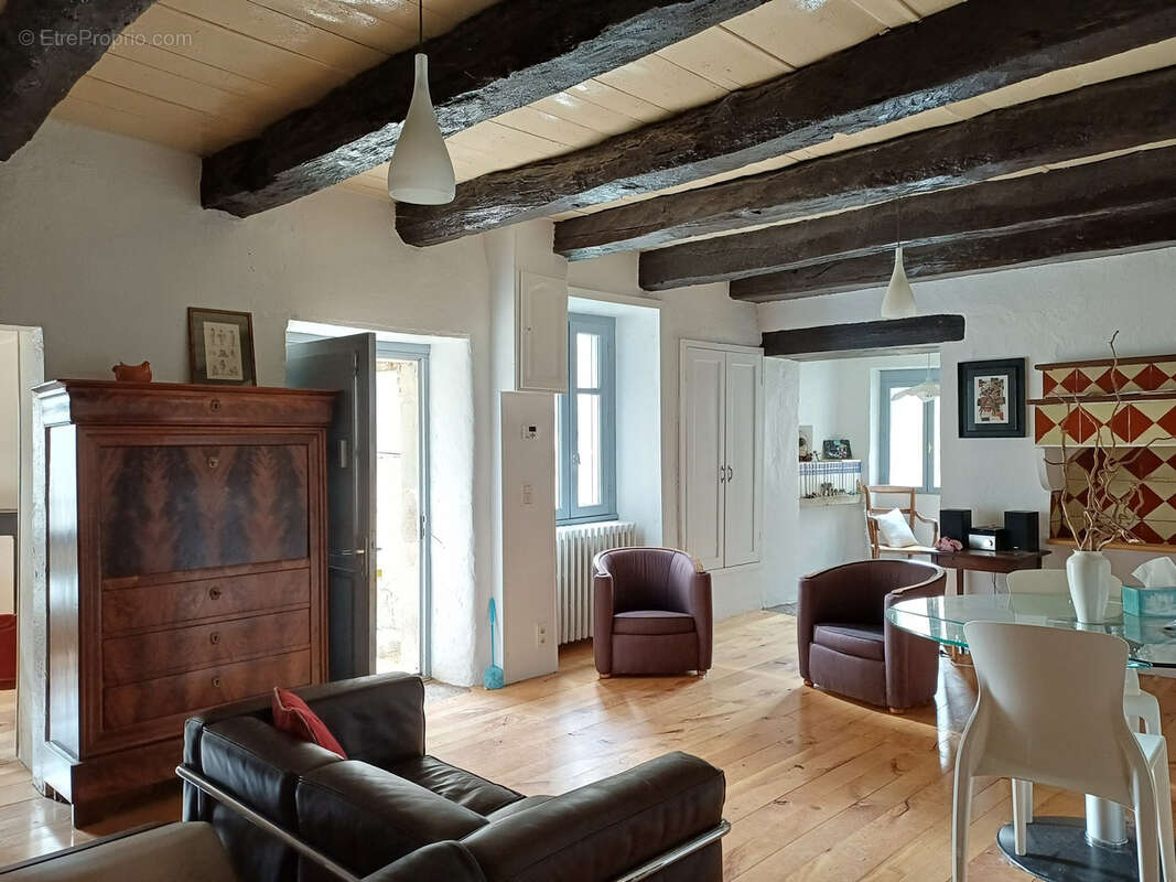 Maison de village rénovée avec dépendance et jardin - photo 7