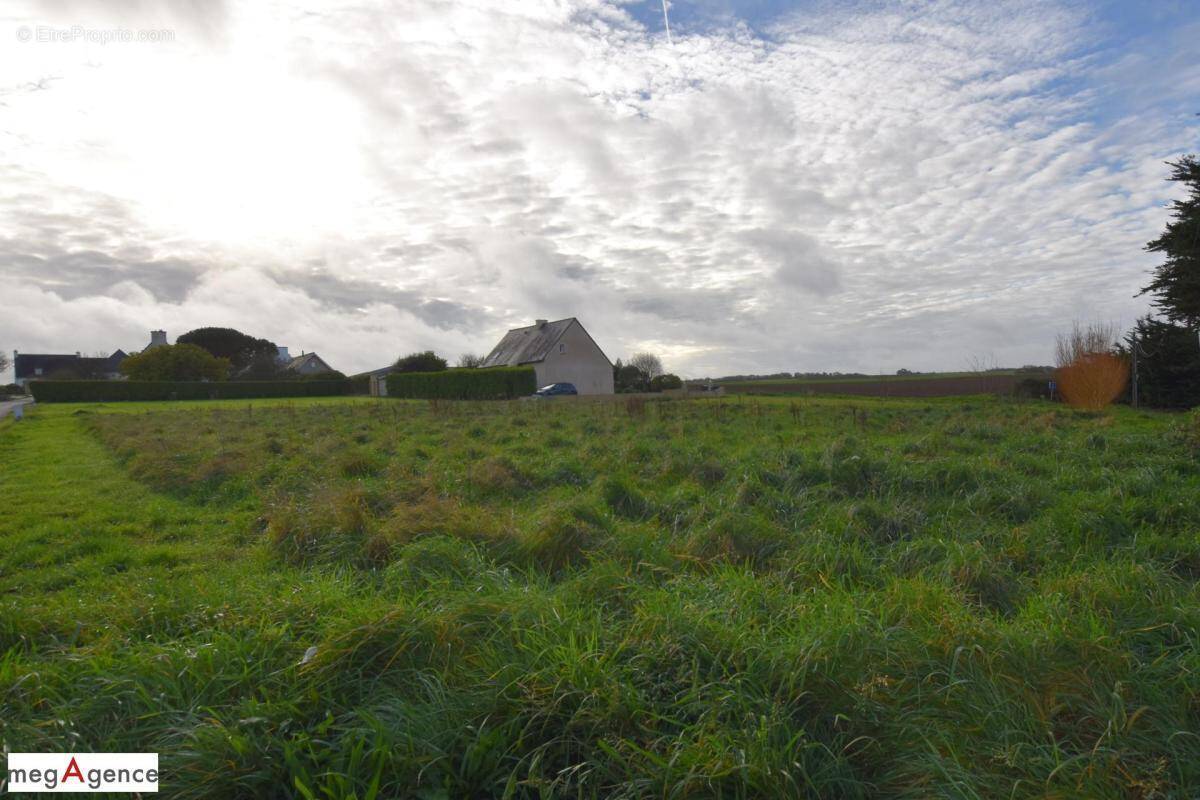 Terrain à PLONEVEZ-PORZAY