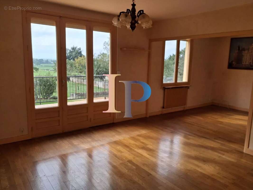 Maison à POUILLY-SOUS-CHARLIEU