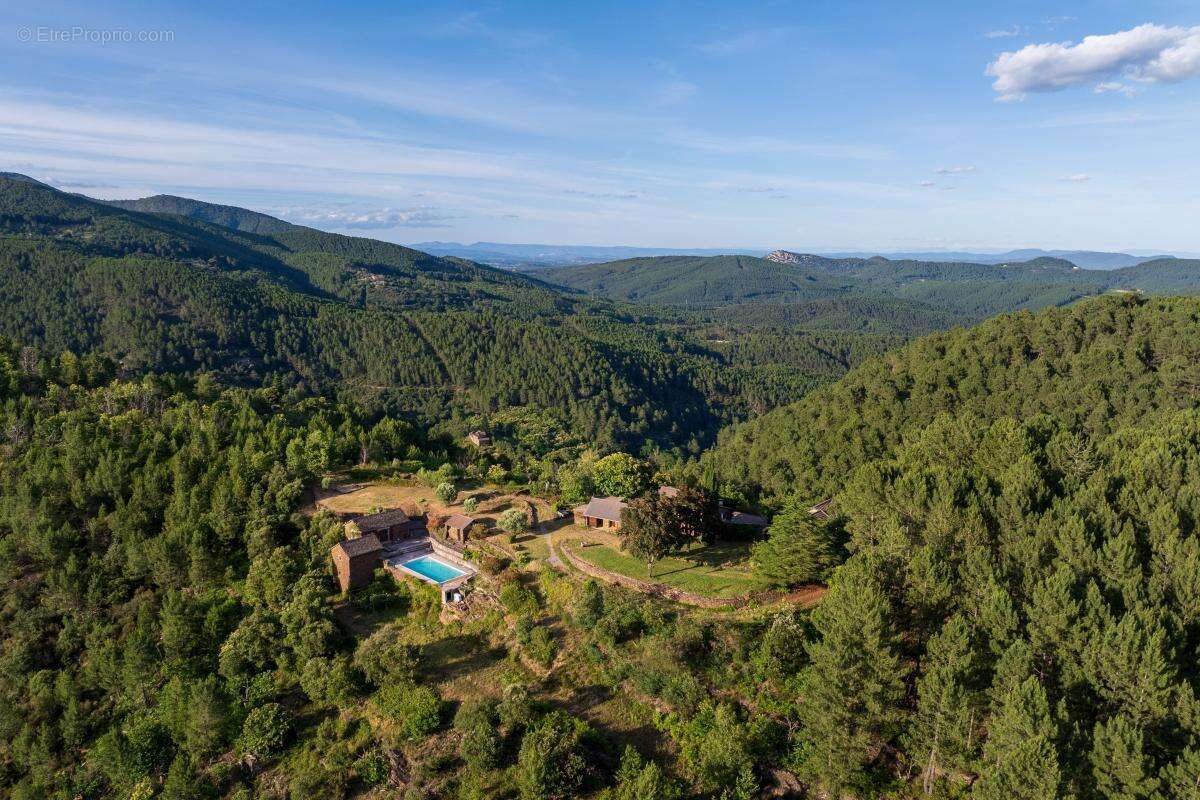 3 maisons + piscine+ terrain 4ha - photo 2