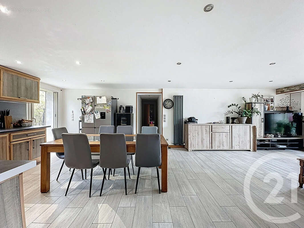 Maison 193 m² à Cour-Et-Buis  - photo 6