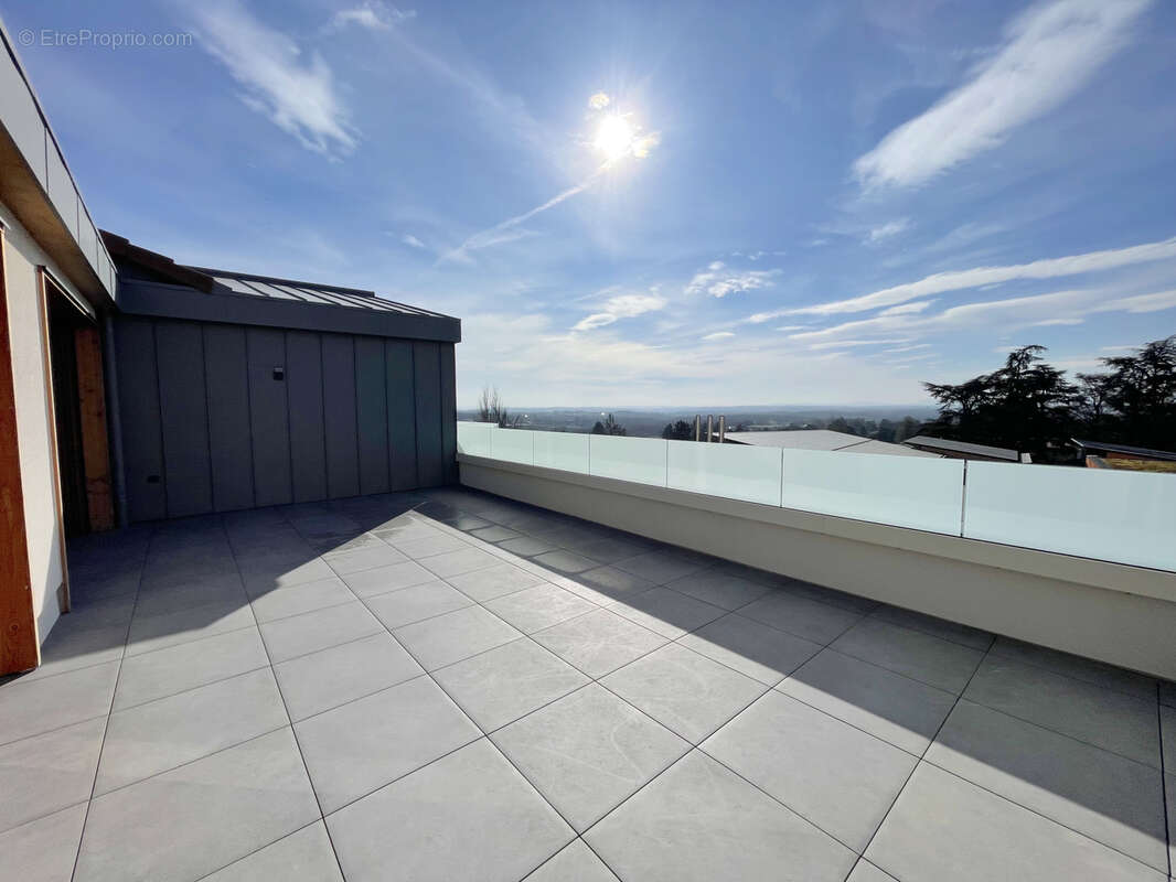 Appartement à LA TOUR-DE-SALVAGNY