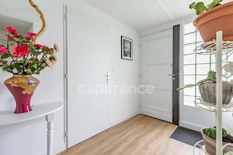Maison à vendre 5 pièces SOISSONS(02) cœur du centre-ville – 223 m2 habitables – 4 chambres – 3 salles d’eau - sous-sol- 3 garag - photo 5