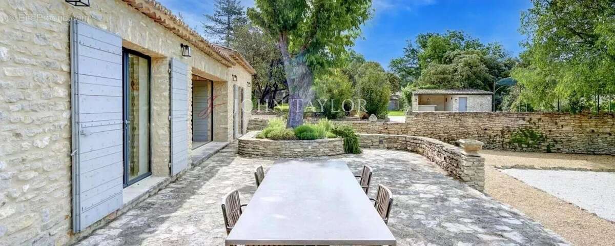 Maison à MENERBES
