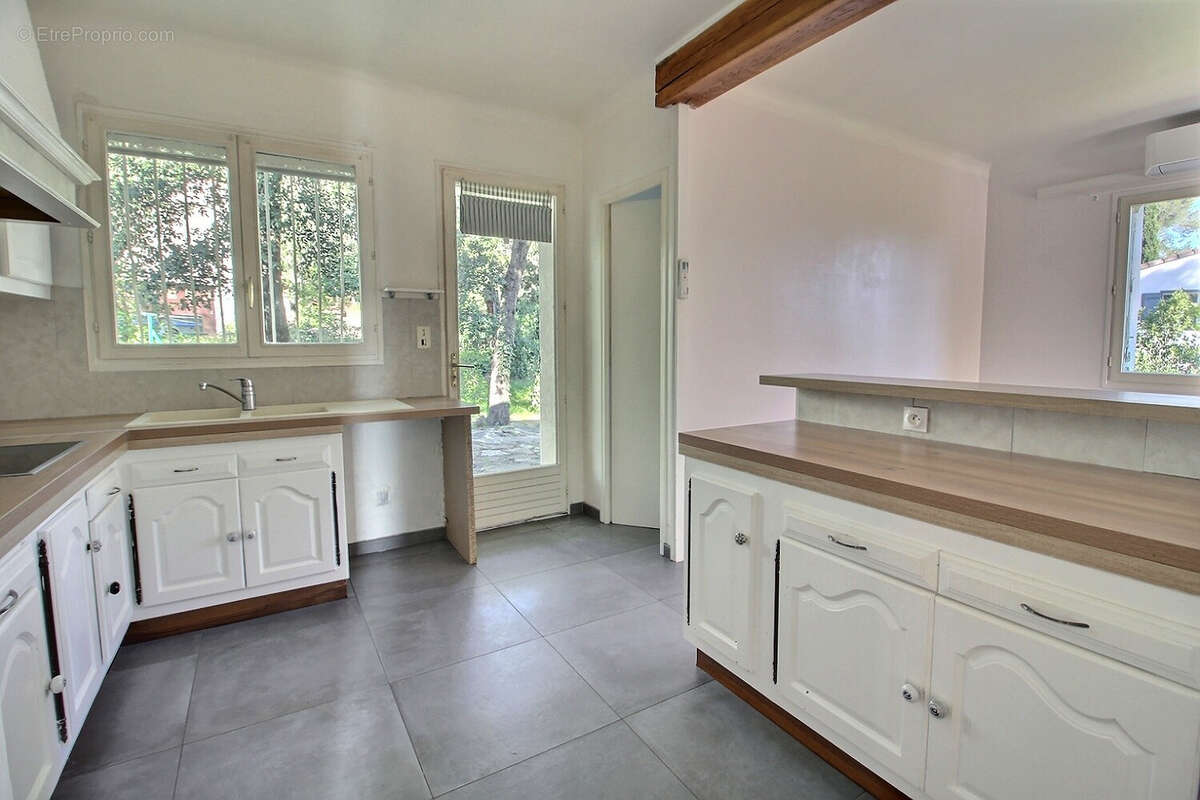 Maison à SAINT-CLEMENT-DE-RIVIERE