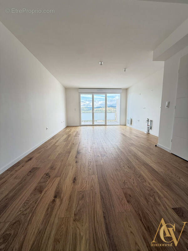 Superbe T3 traversant vue imprenable sur Grimaud 1 - Appartement à COGOLIN