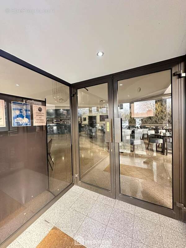 Une vaste entrée distribue ... - Commerce à LAON