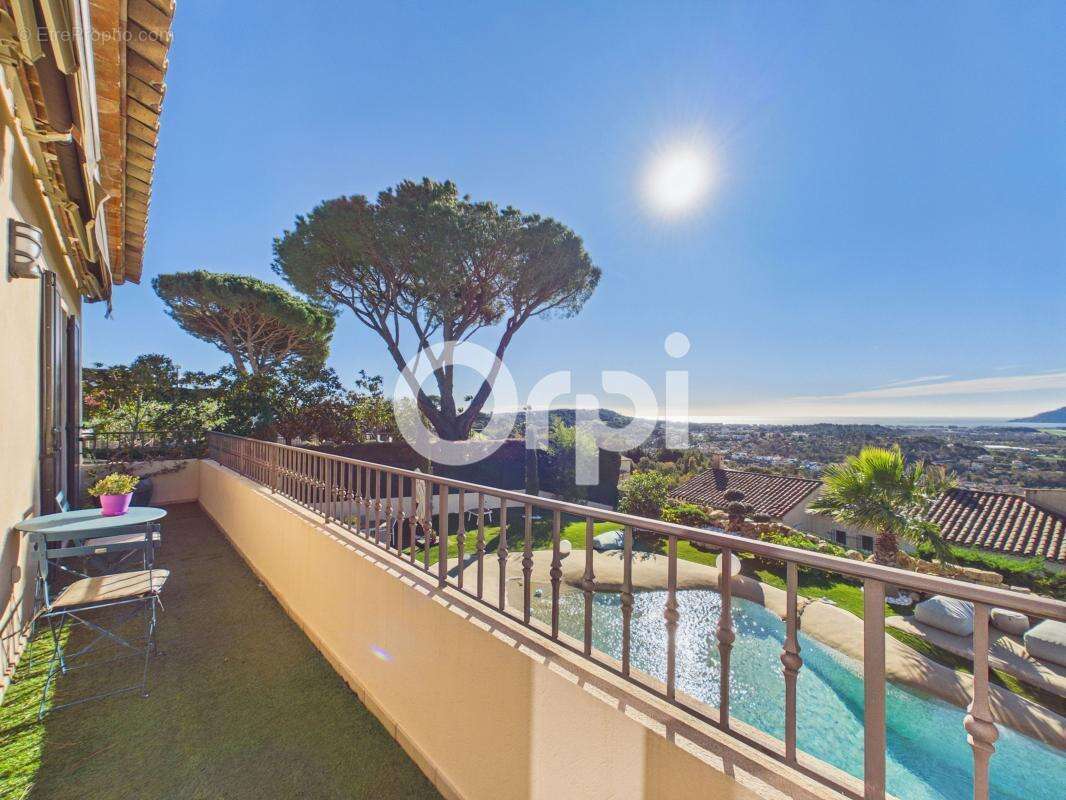 Maison à LA ROQUETTE-SUR-SIAGNE