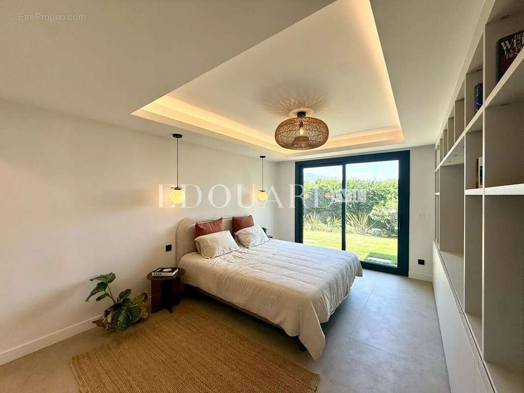 Somptueuse villa complètement rénovée avec piscine chauffée et splendide vue mer panoramique - photo 23