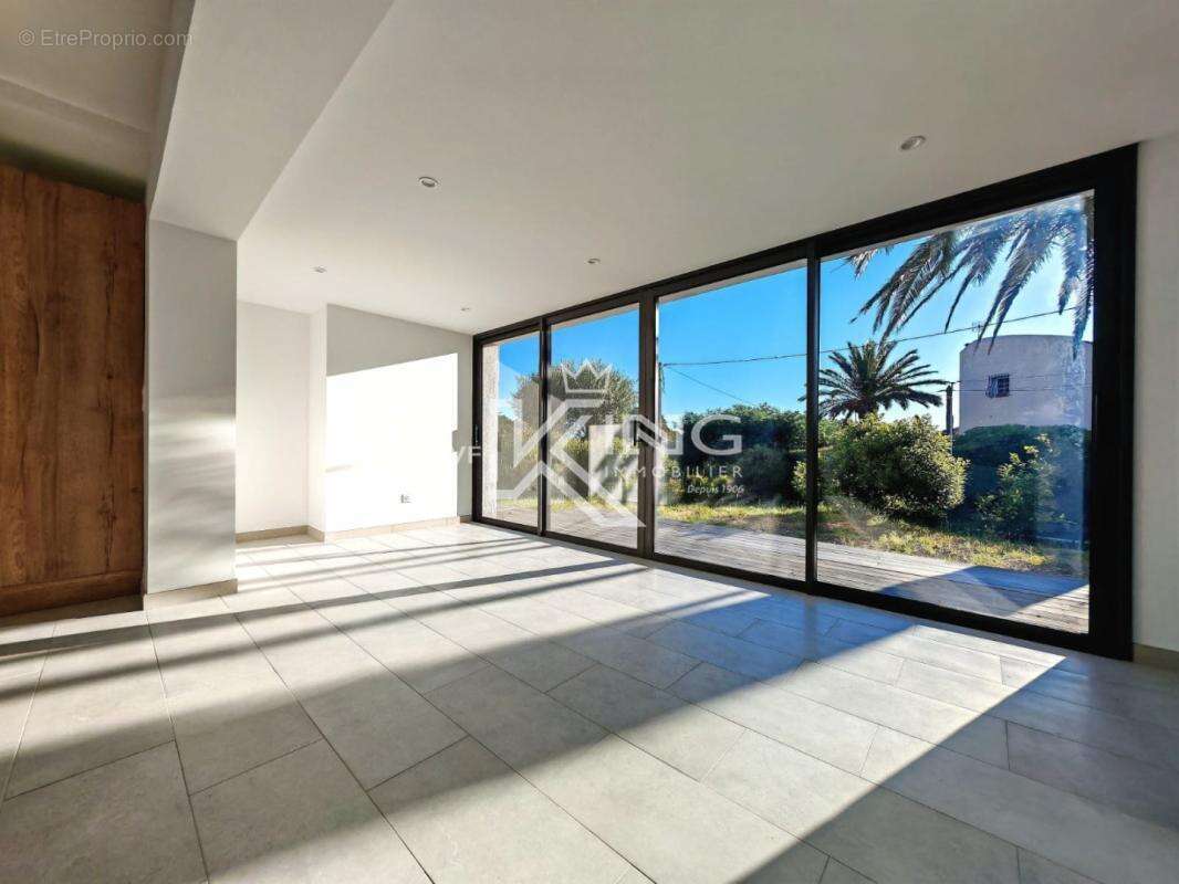 À deux pas de la plage de la Gaillarde, découvrez un bien d'exception aux allures de villa - photo 10