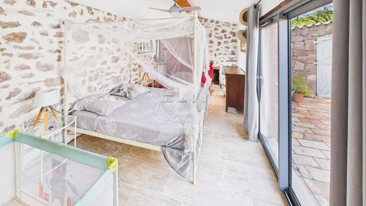 Maison à ROQUEBRUNE-SUR-ARGENS