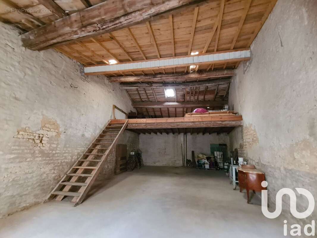 Photo 2 - Parking à SURGERES