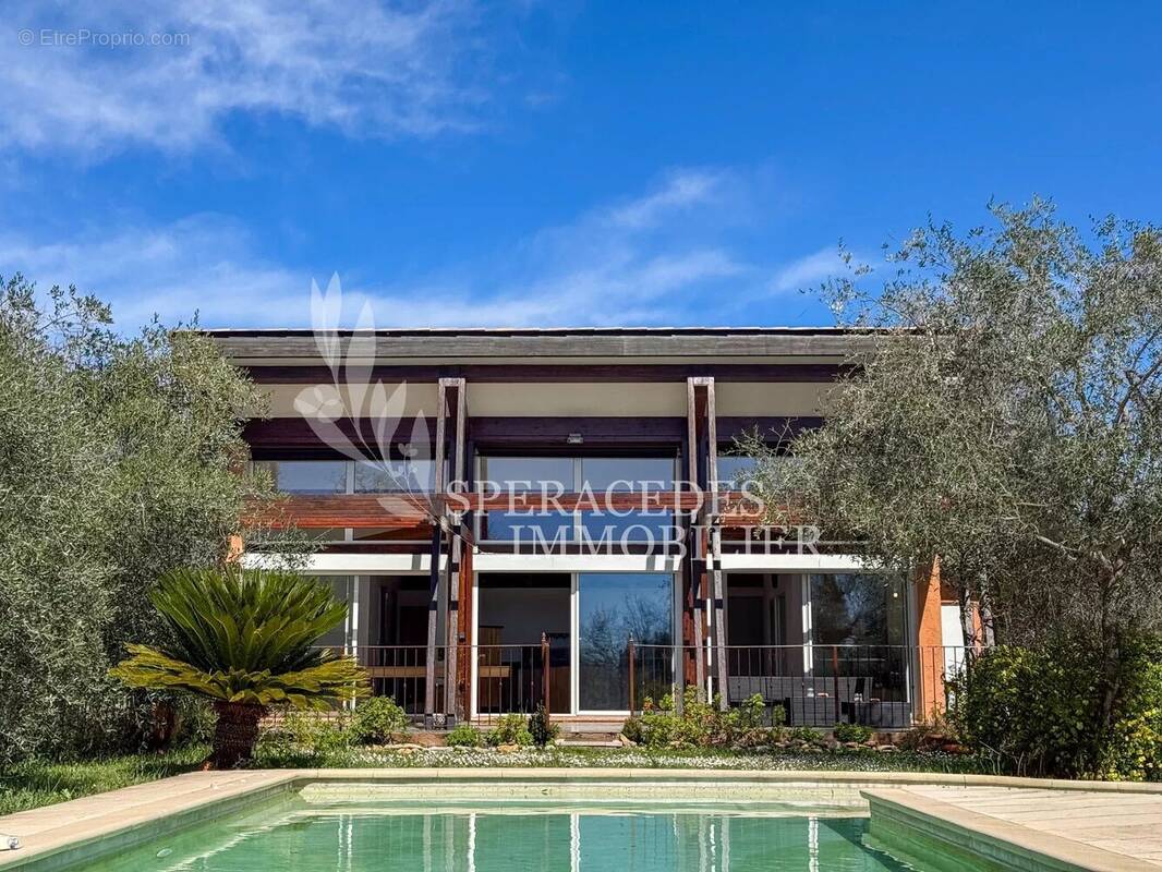 Maison à SAINT-CEZAIRE-SUR-SIAGNE