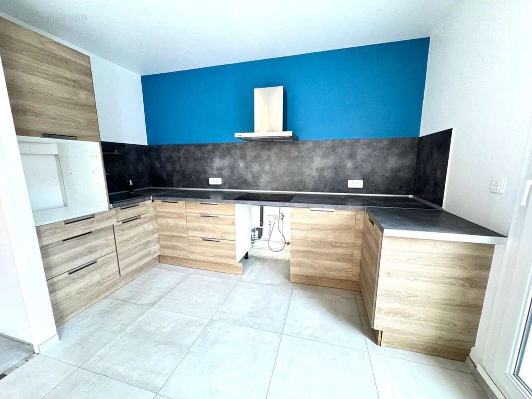 Allons à la cuisine ouverte aménagée et équipée. Cellier attenant. - Maison à BONDOUFLE