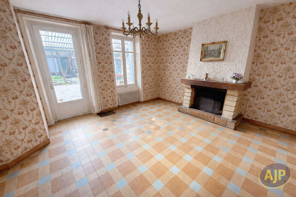 Maison à SAINT-MACAIRE-EN-MAUGES
