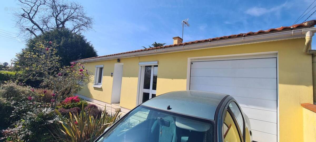 Maison Clisson 5 P . 3 Chs . Bureau . 81.29 M² . T 377 M² . Terrasse . Garage - photo 1