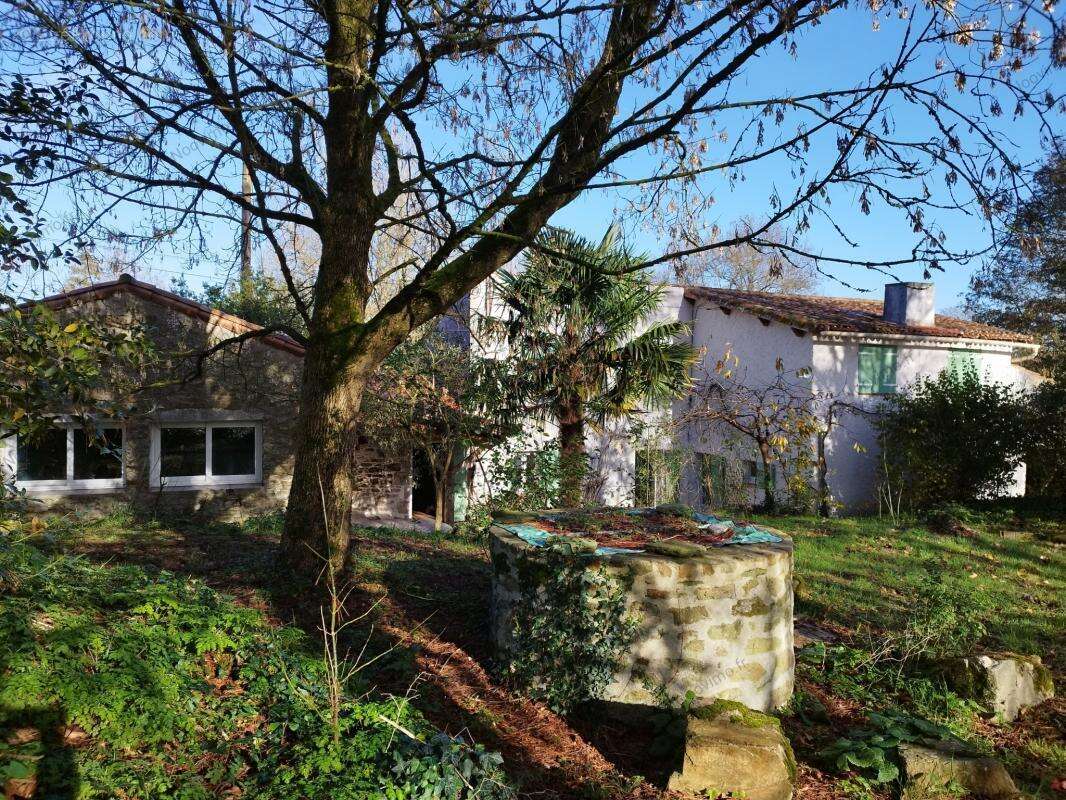 Maison à SAINT-ETIENNE-DU-BOIS