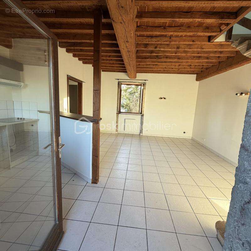 Appartement à SAINT-GENIS-LES-OLLIERES