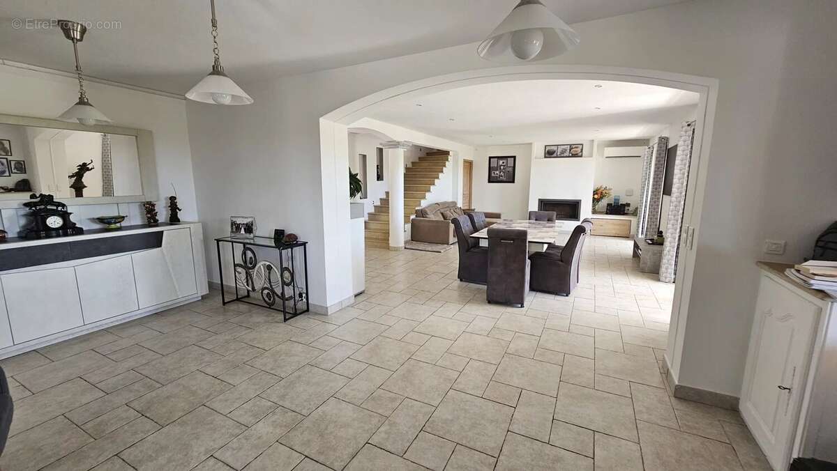 Maison à CHATEAUNEUF-GRASSE
