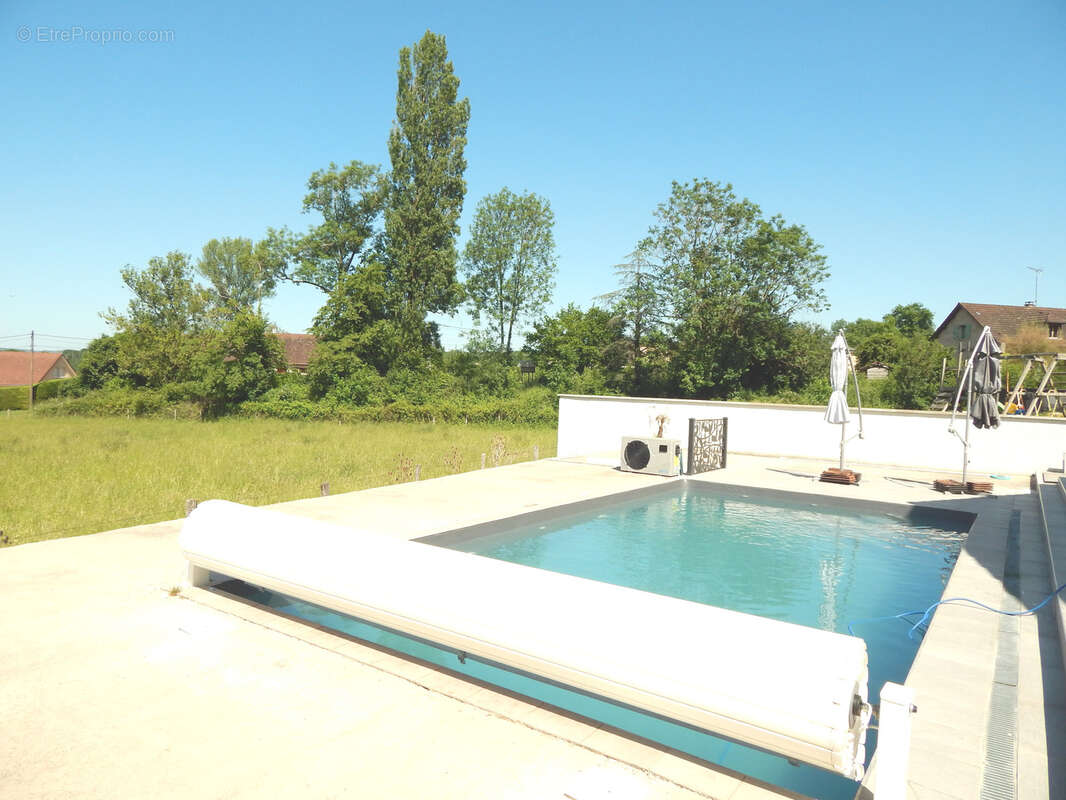 VUE PISCINE CHAUFFÉE 4 X 8 m - Maison à LONS-LE-SAUNIER