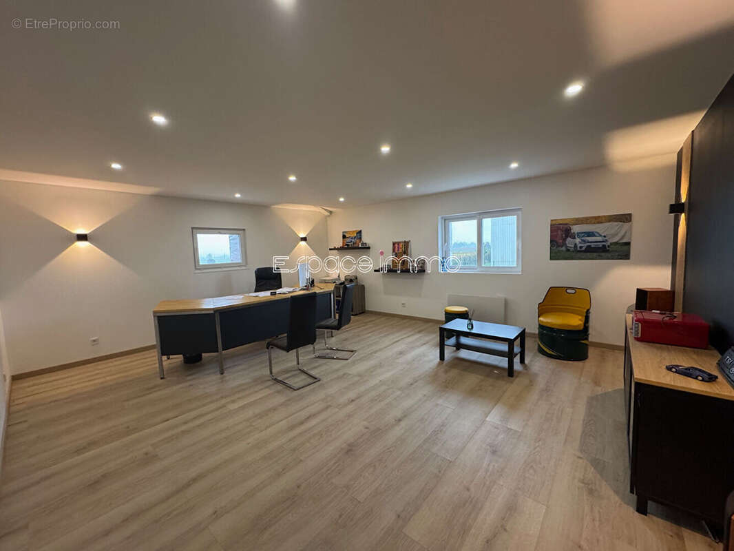 Commerce à PISSY-POVILLE