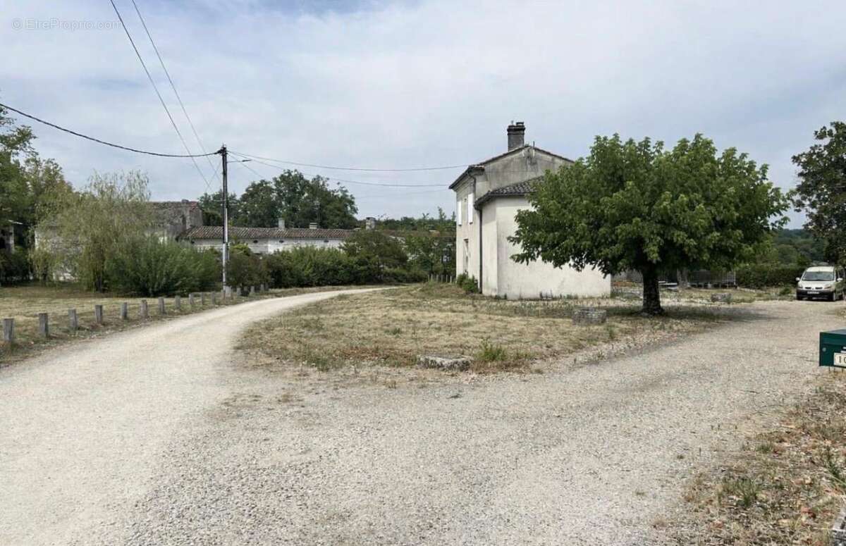 A 7 kms de Saint-André de Cubzac ,au calme à La Lande de Fronsac ,découvrez cette maison R+1  en pierre 1900  d'environ 101 m² h - photo 2