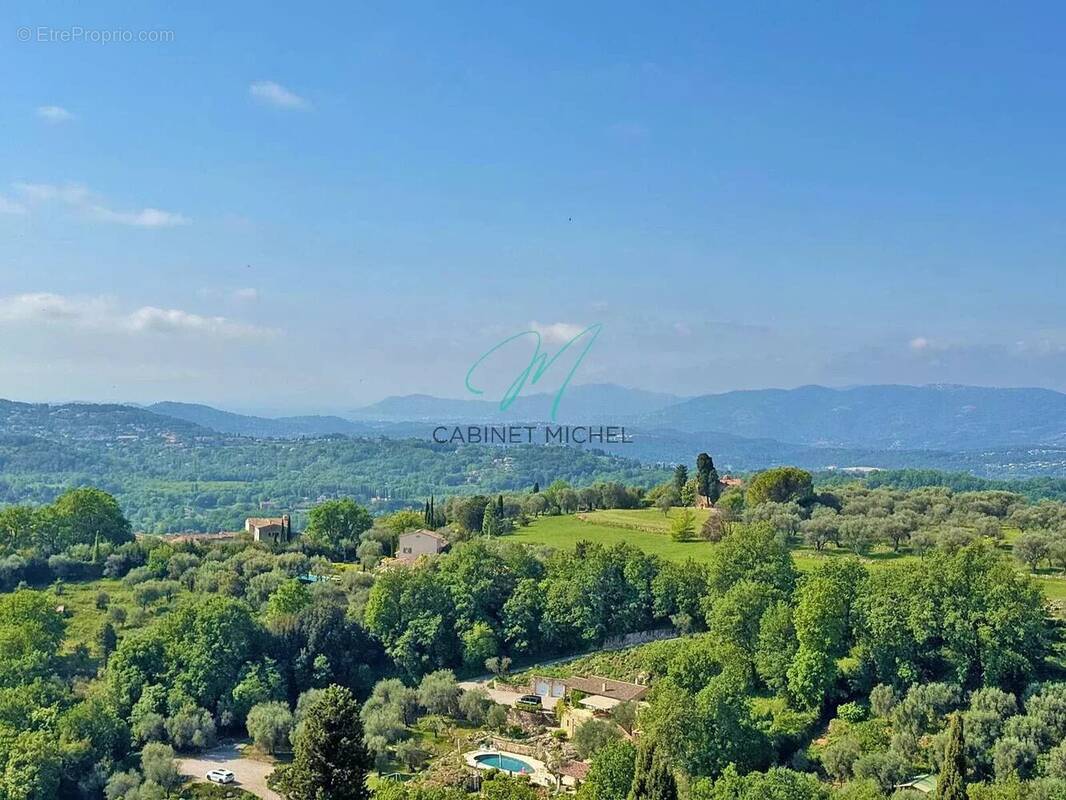 Appartement à CHATEAUNEUF-GRASSE