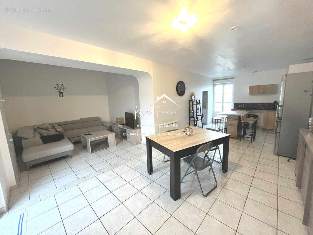 Maison de ville en excellent état en plein coeur de DANGE ST ROMAIN  - Maison à DANGE-SAINT-ROMAIN