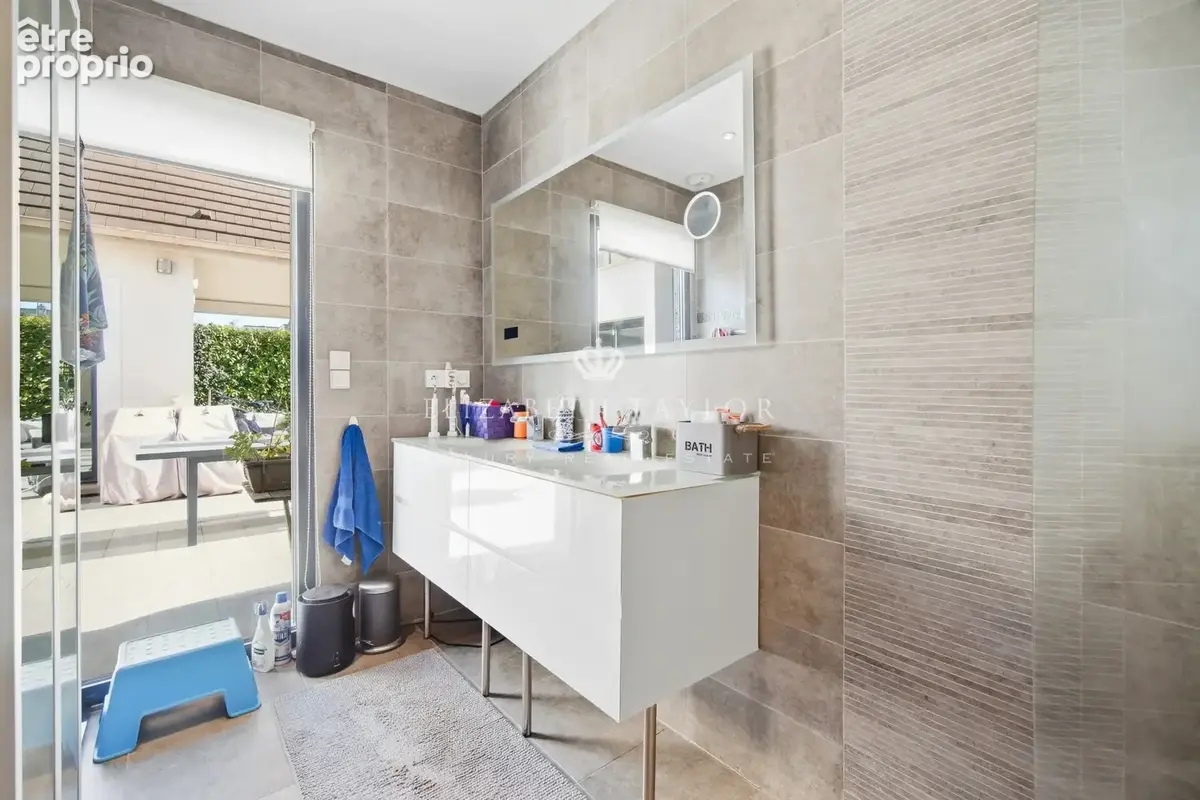 Maison contemporaine familiale de 240 m2 avec piscine sur terrain de 1 340 m2 - photo 18