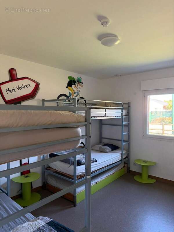 Commerce à PERNES-LES-FONTAINES