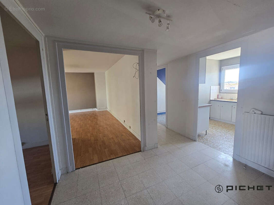 Quartier La Genette appartement T4 de 90m2 avec garage et cave. - photo 4