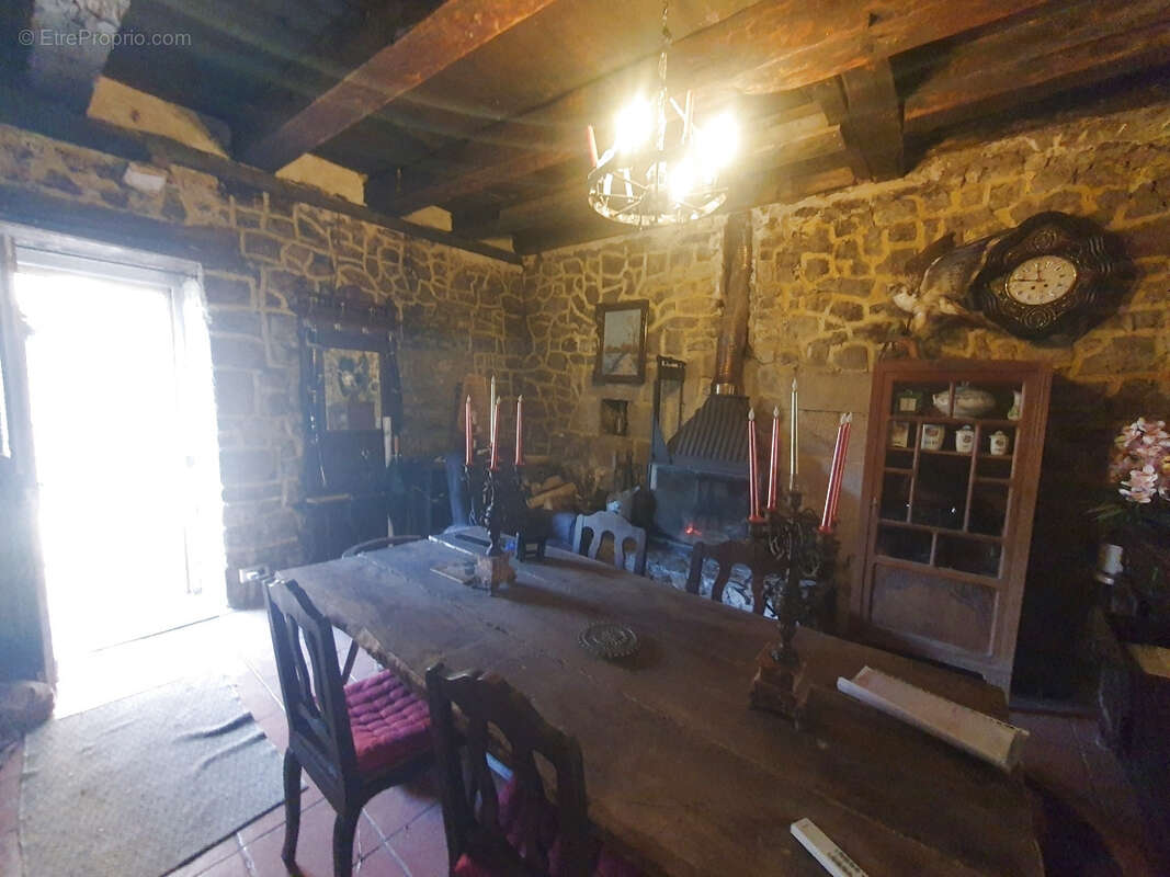 Maison à LA ROCHE-CANILLAC