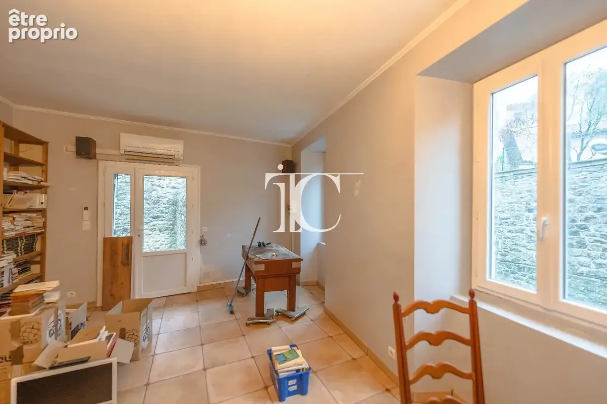 Les vans  bâtisse avec atelier, logement et cour intérieure  beau potentiel - photo 2