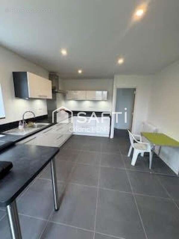 Maison 135 m² à Saint-Segal  - photo 4