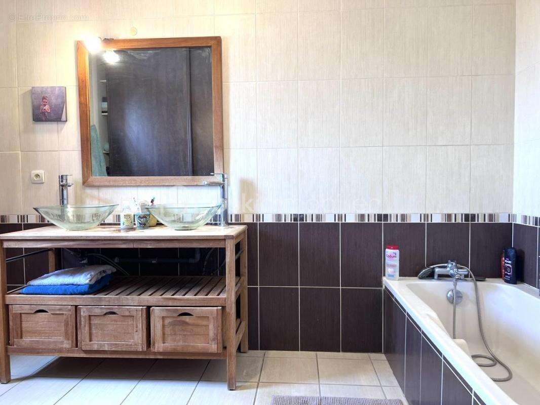 Sur un terrain d'angle de 236 m2, une maison de type 4 en R+1 de 95 m2 - photo 8