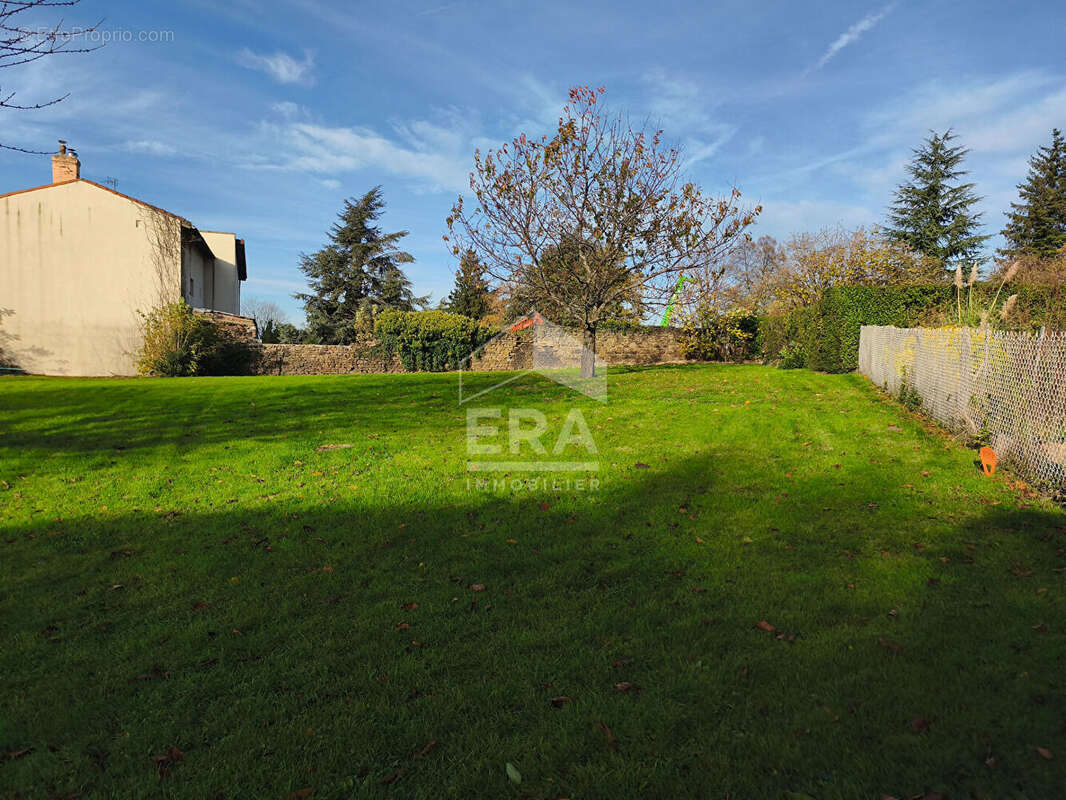Terrain à SAINT-JEAN-BONNEFONDS